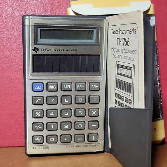 Vintage Texas Instruments TI-1766 Ultra Slim Solar Light Power Calculator W/Case - Picture 2 of 7